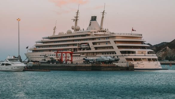 Yacht Sultan Oman Mutrah Corniche